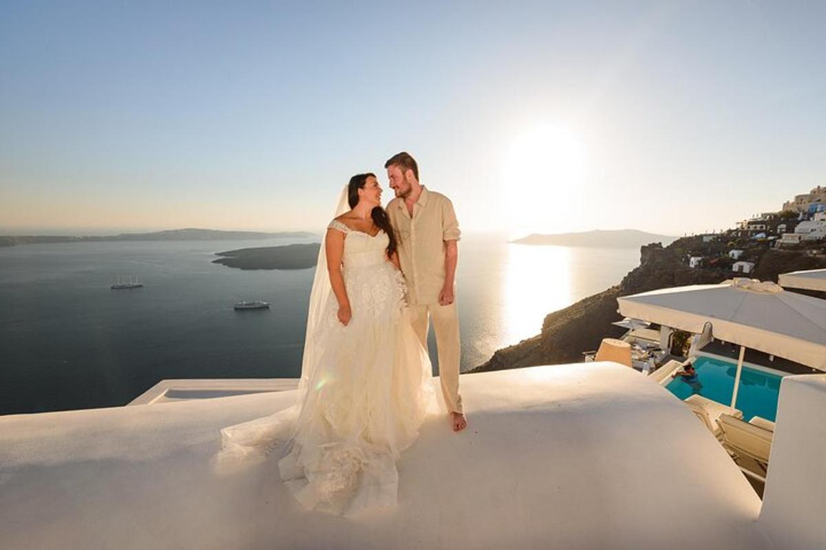 una sposa e uno sposo in piedi in cima a un edificio