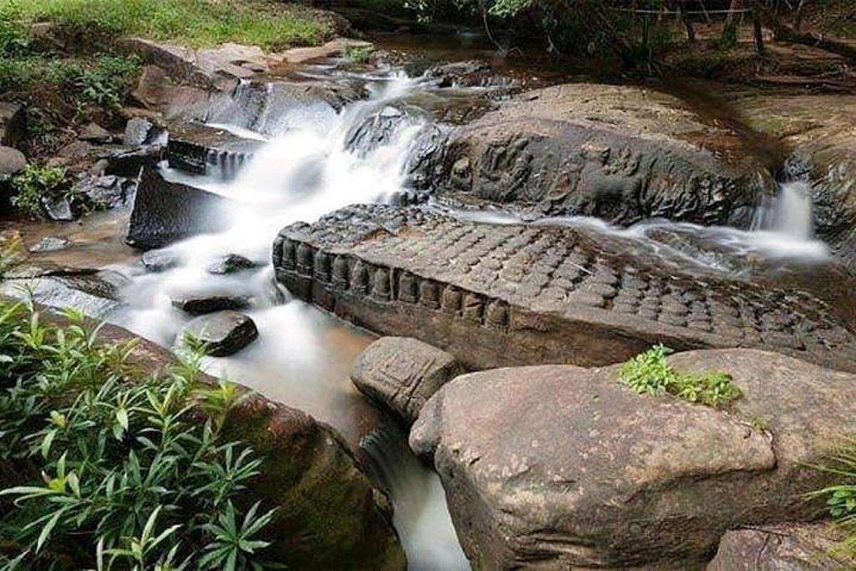 ein Wasserstrom mit Felsen und einem Wasserfall