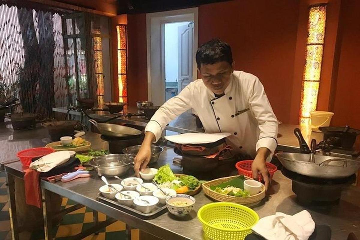 um homem preparando comida em uma mesa na cozinha