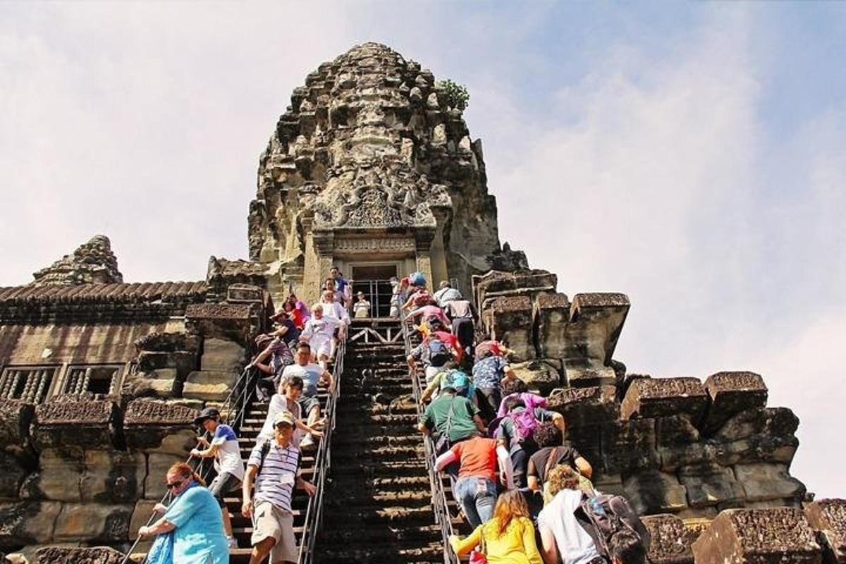 un grup de persones pujant les escales d'un temple