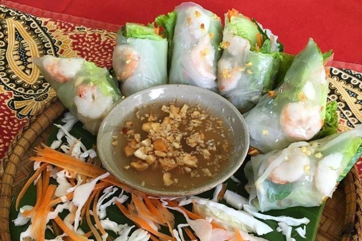 тарелка с едой и миска с едой