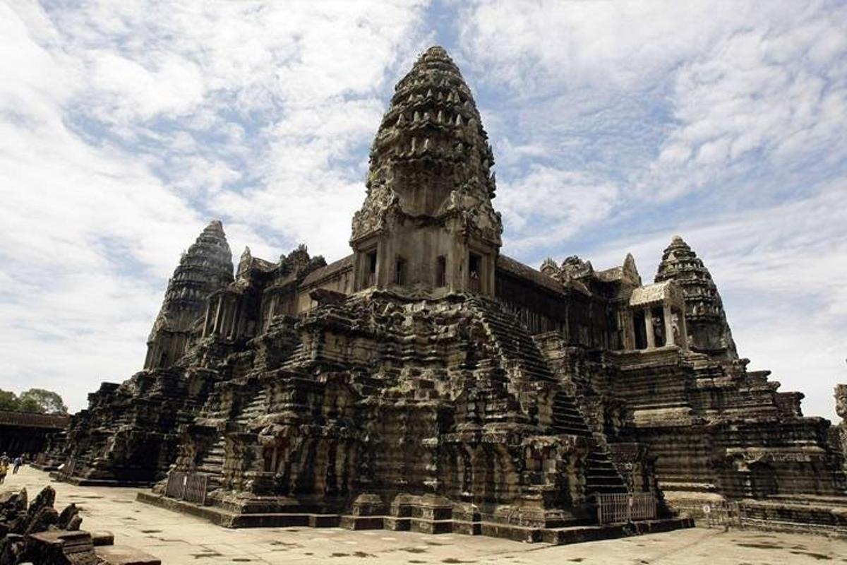 un gran edifici de pedra davant d'un cel ennuvolat
