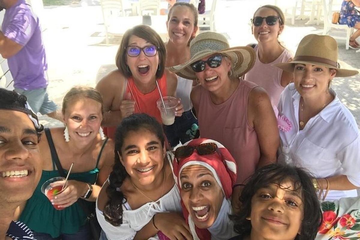 grupp naisi poseerib pildi jaoks
