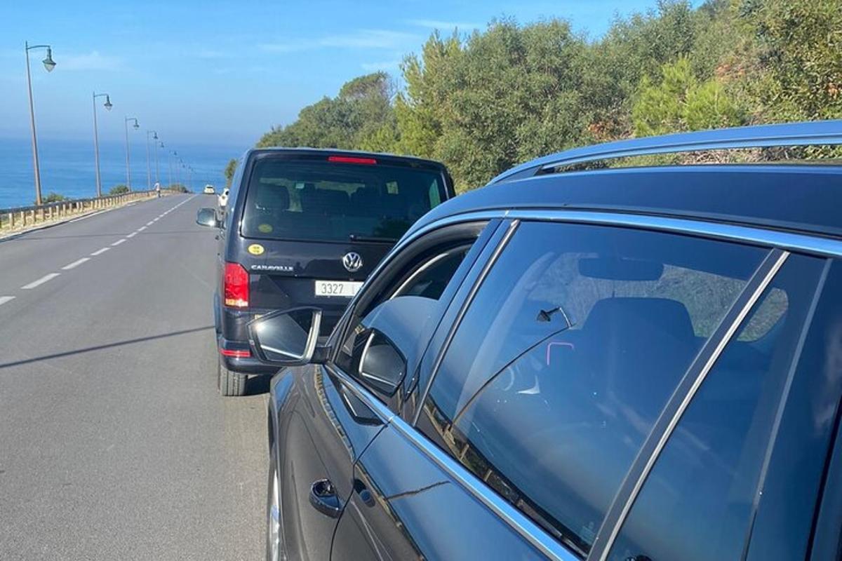 en gruppe biler parkeret ved siden af vejen