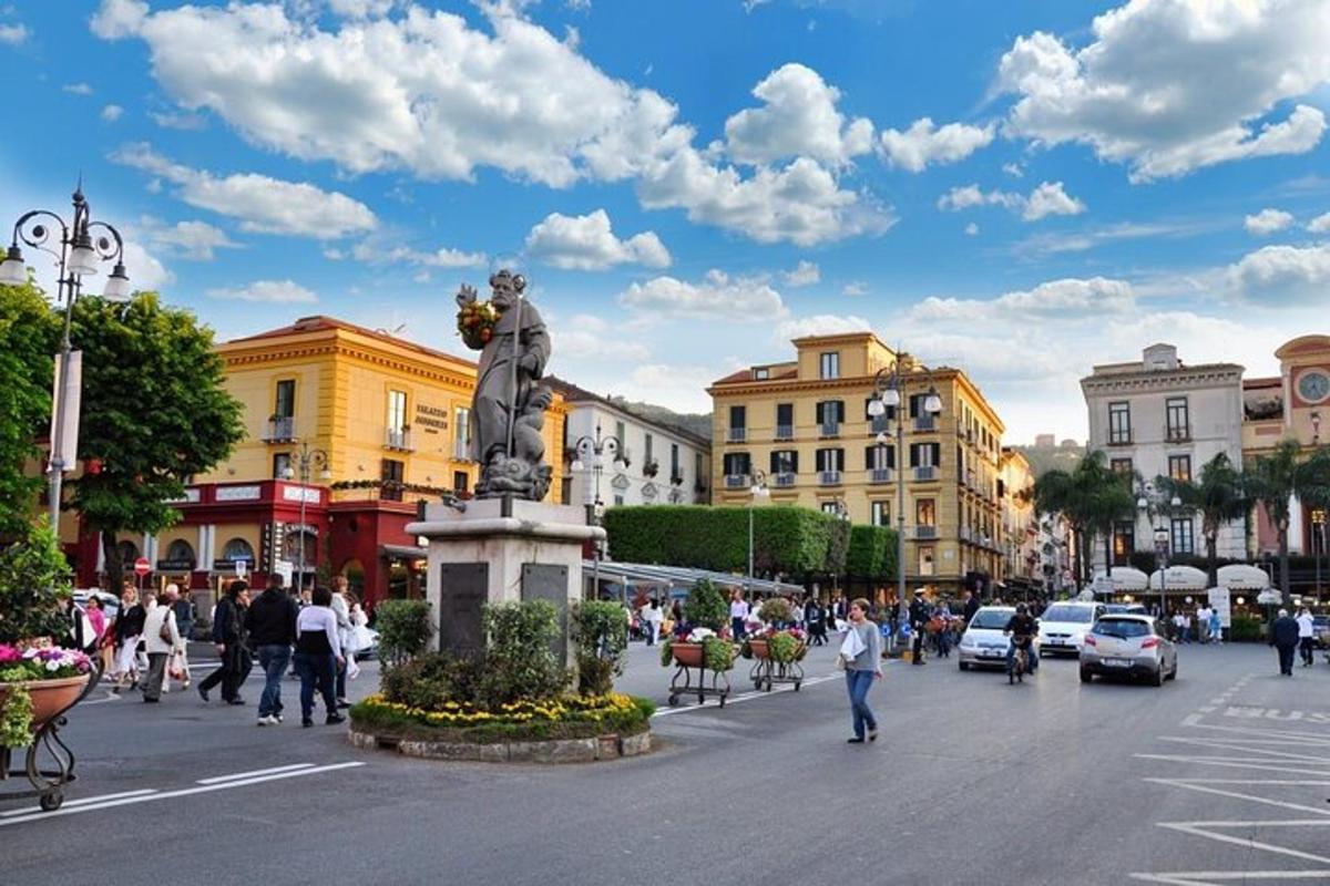 ένας δρόμος της πόλης με ένα άγαλμα στη μέση