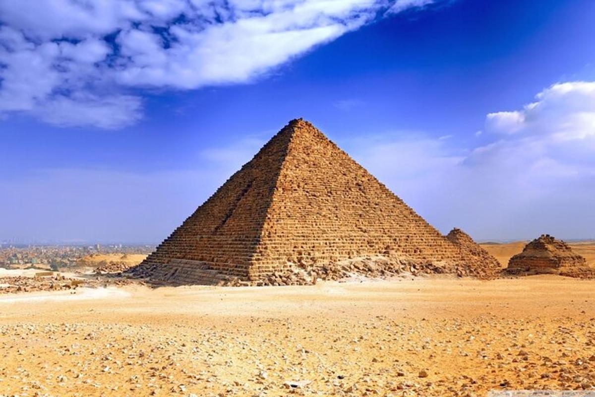 slika piramide Araohov v puščavi