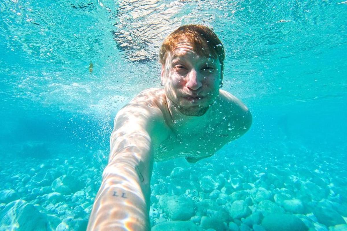 一名男子正在蓝色的海水中游泳