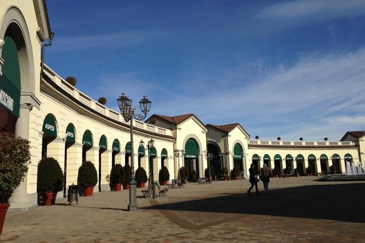 un gran edifici amb gent caminant davant