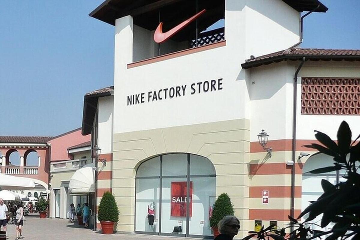 Nikeway pood hoone küljel