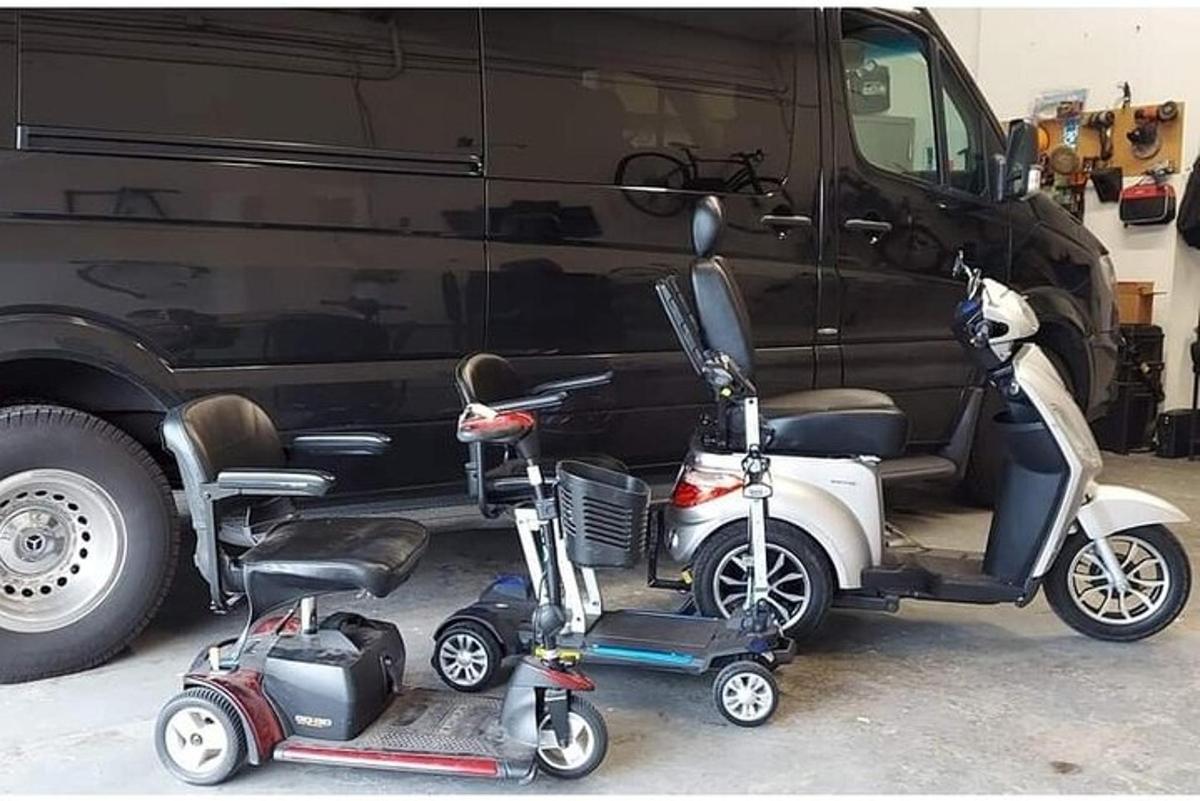 un paio di scooter parcheggiati accanto a un furgone
