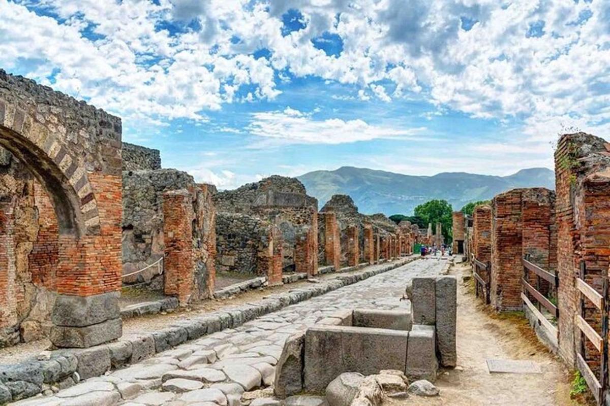 una vista de las ruinas de la antigua ciudad