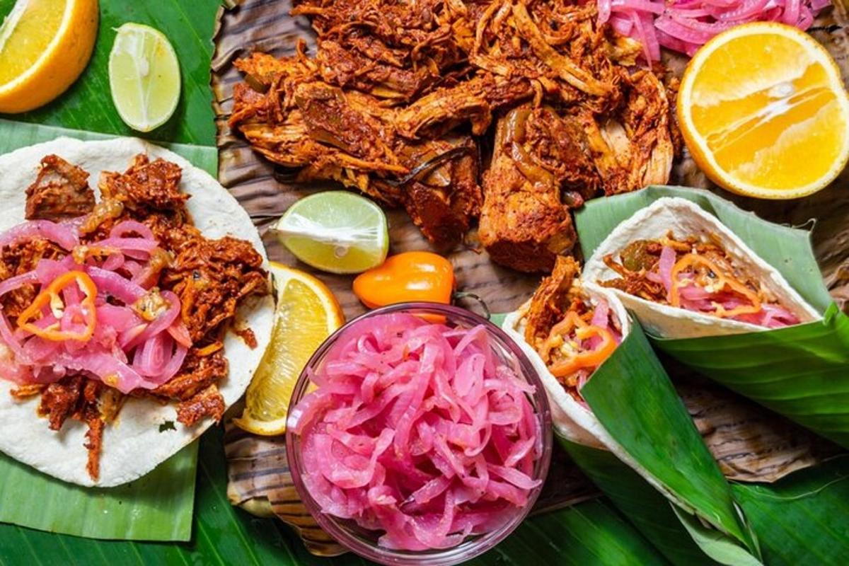 un tavolo imbandito con tacos, cipolle e arance