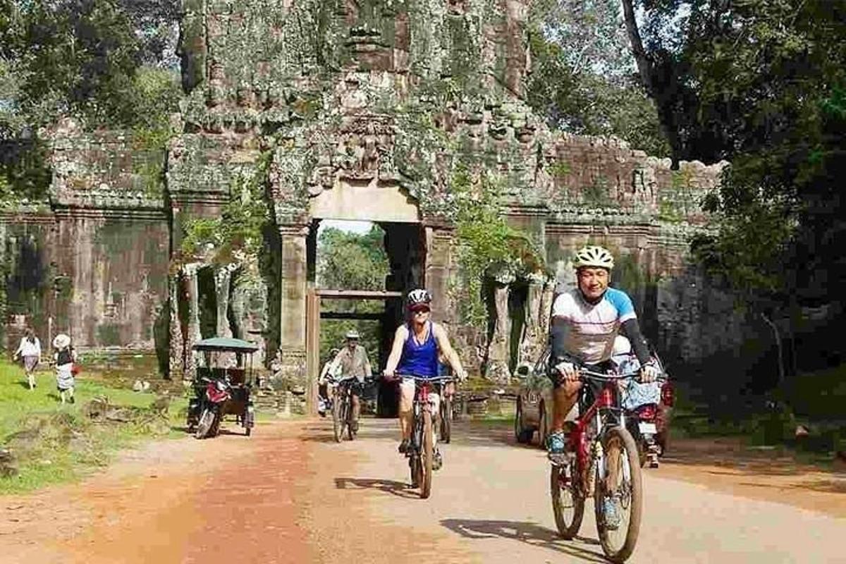 un grup de persones anant en bicicleta per un camí de terra
