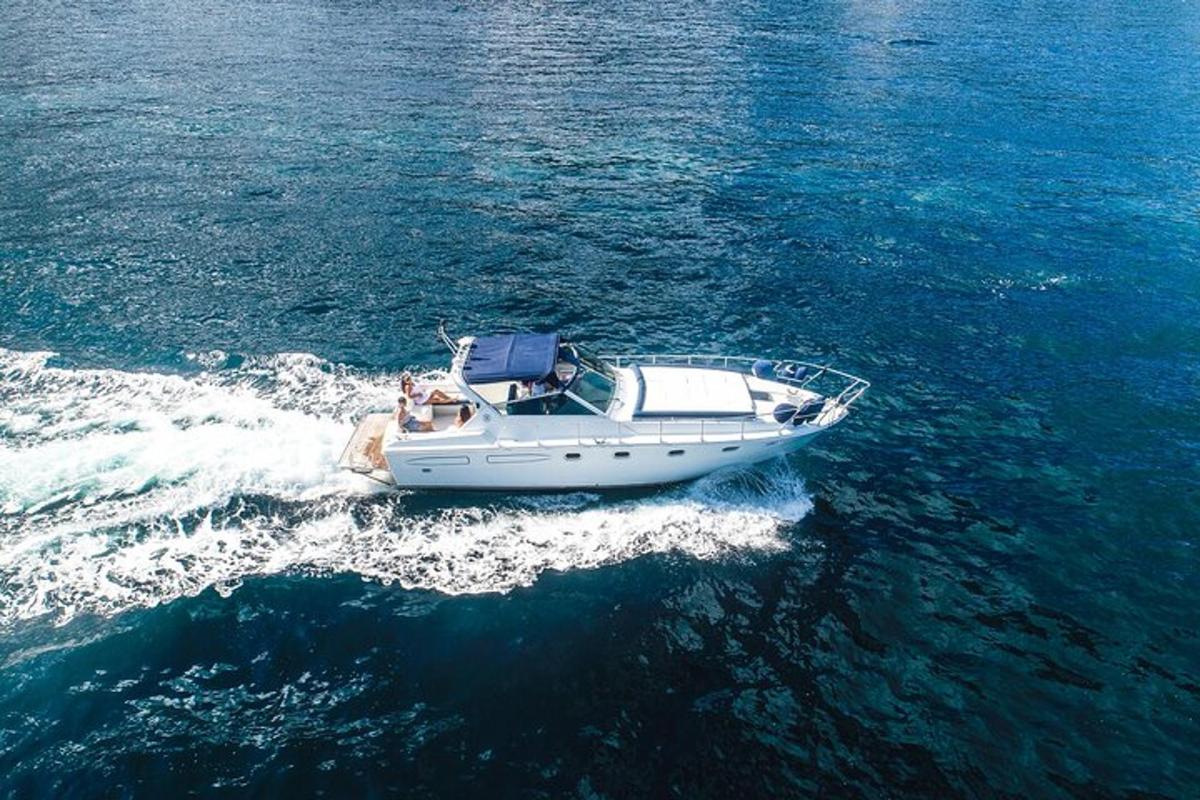 una barca in acqua con due persone a bordo