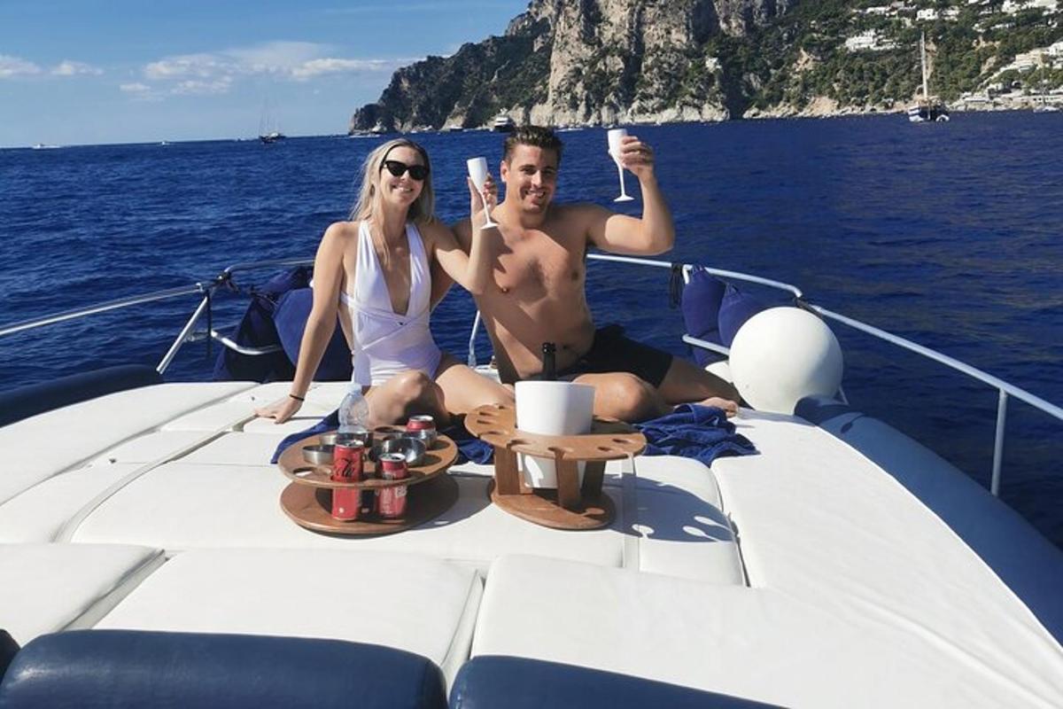 un uomo e una donna seduti su una barca