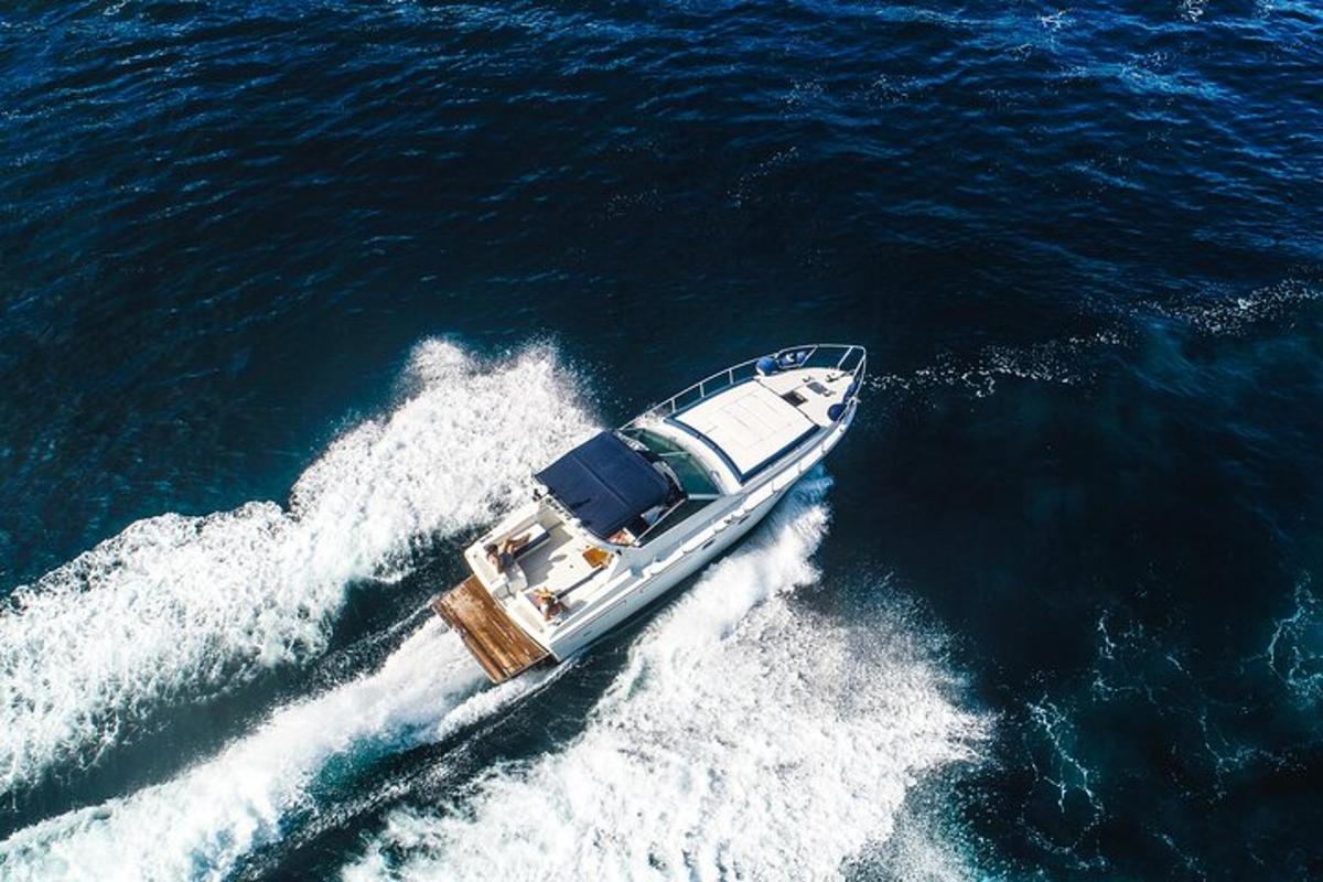 een boot in het water in de oceaan