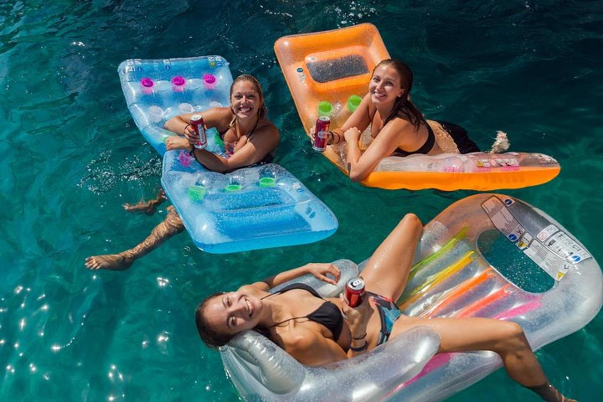 drei Mädchen im Wasser auf Schlauchbooten im Wasser