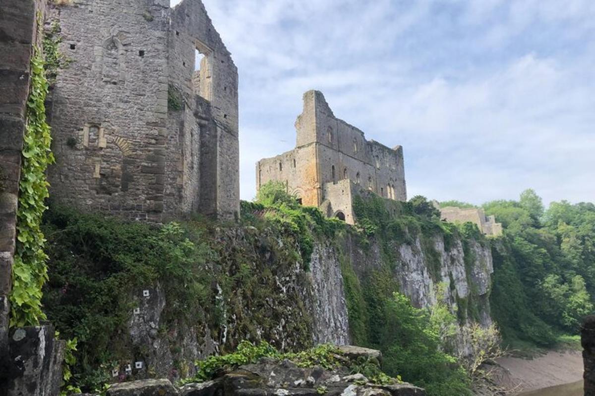 hrad stojící na vrcholu útesu