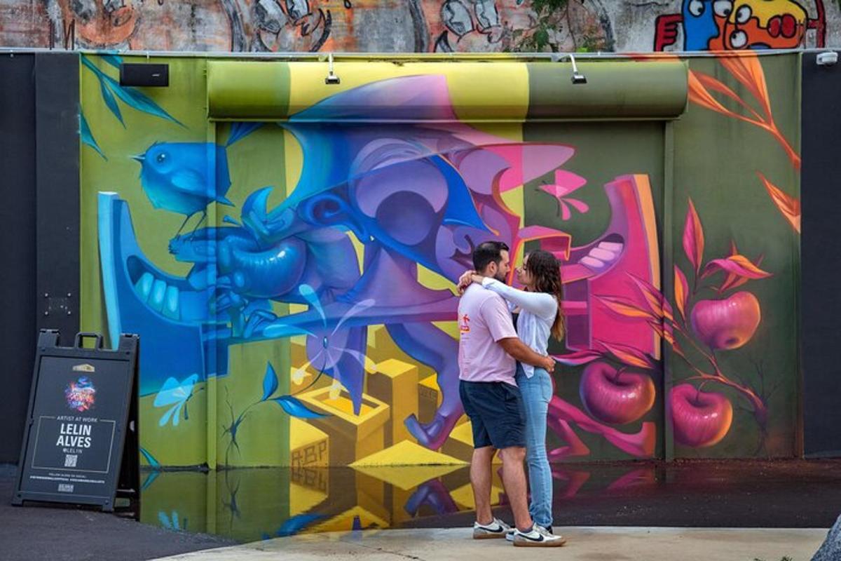 ein Mann und eine Frau stehen vor einer Graffitiwand