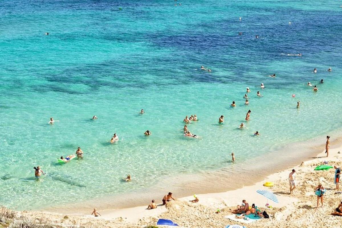 μια ομάδα ανθρώπων στο νερό σε μια παραλία