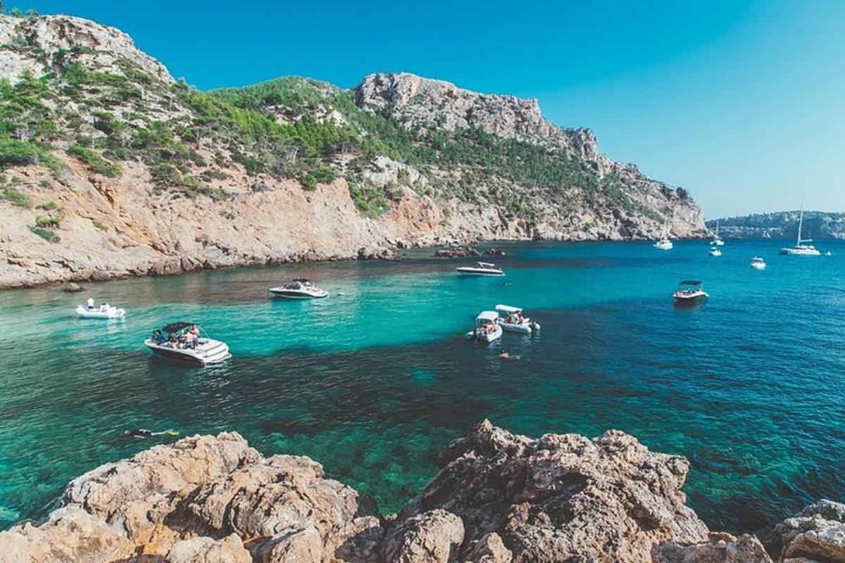 μια ομάδα σκαφών σε ένα μεγάλο υδάτινο σώμα