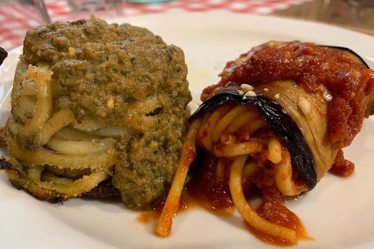 sepinggan makanan dengan daging dan kentang goreng di atasnya