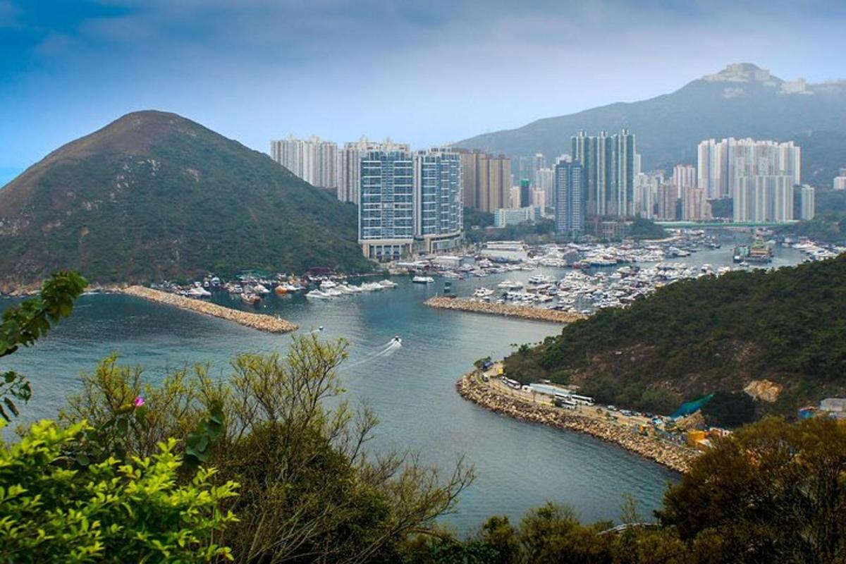 uma vista de uma cidade e um rio com edifícios