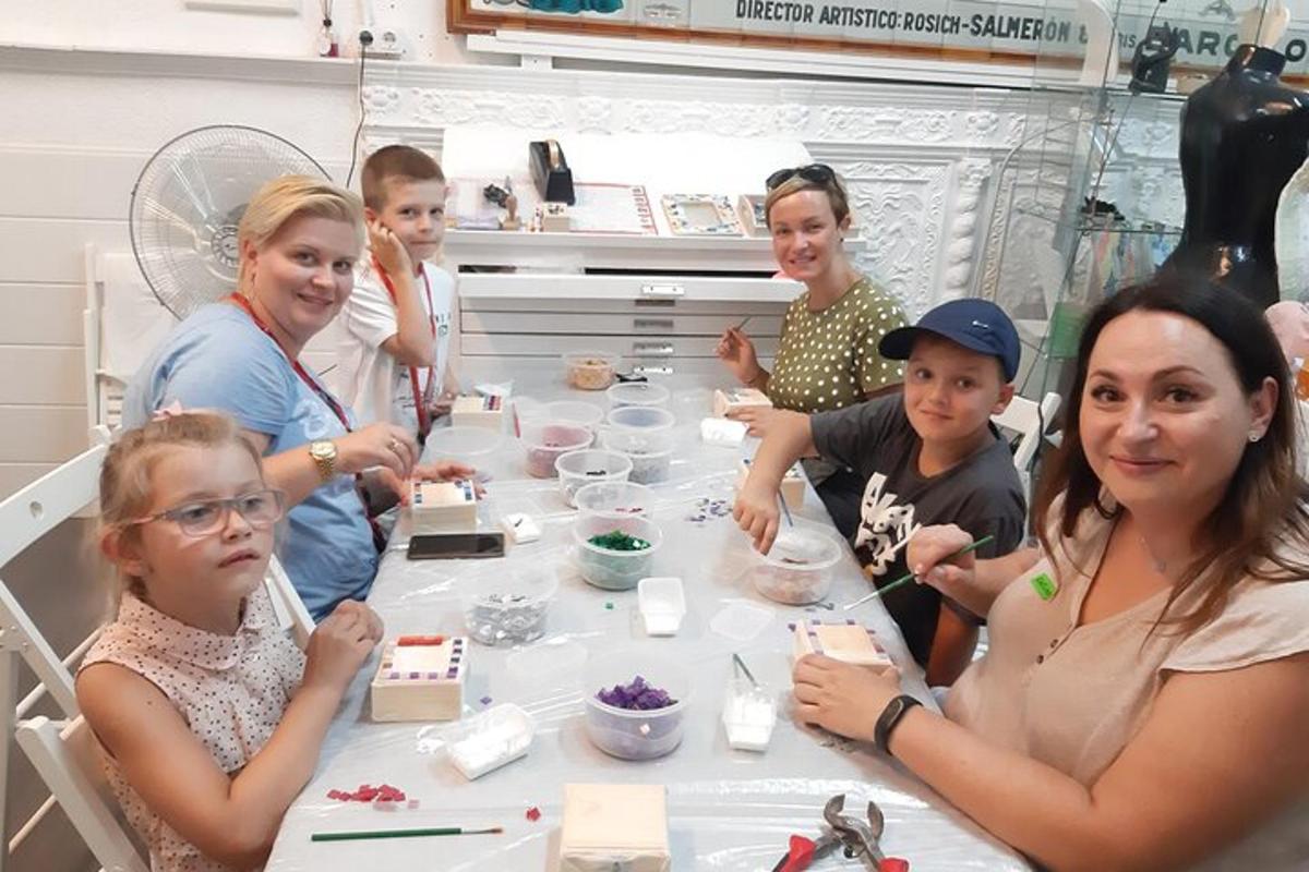 група жена и деце седи око стола