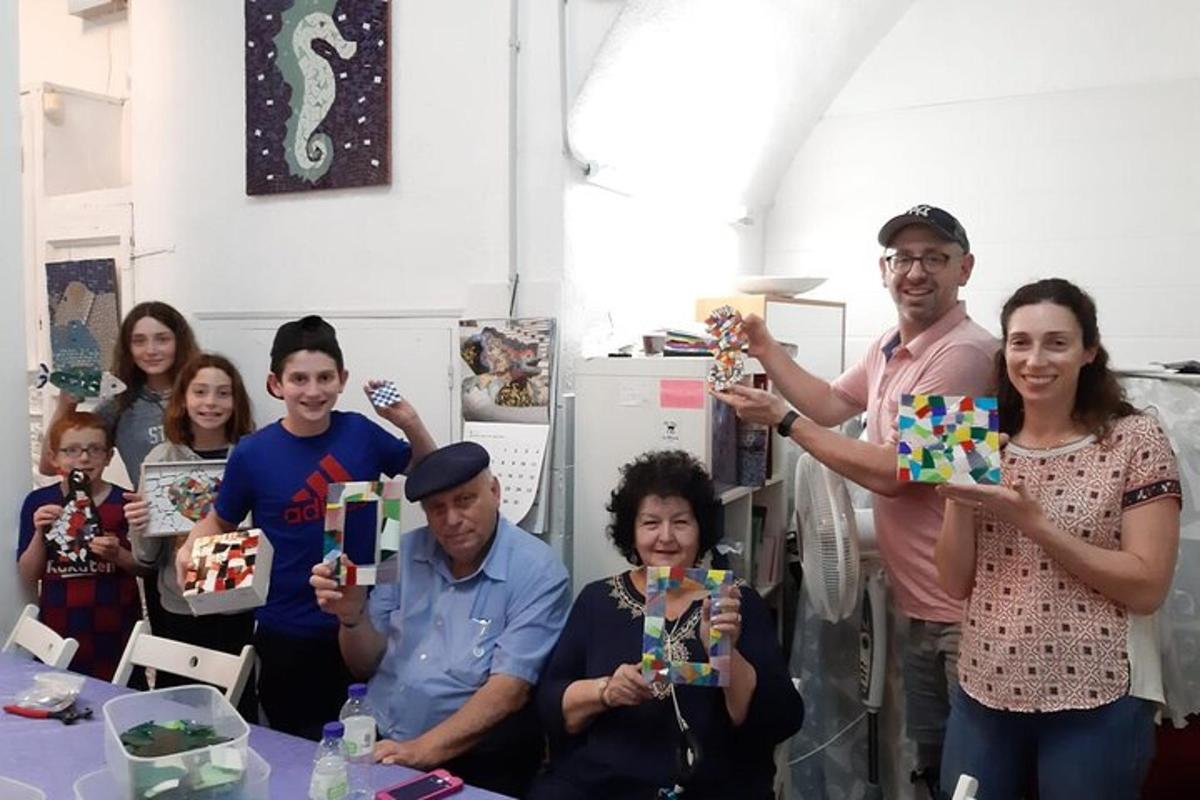 Un grupo de personas posando para una foto con regalos.