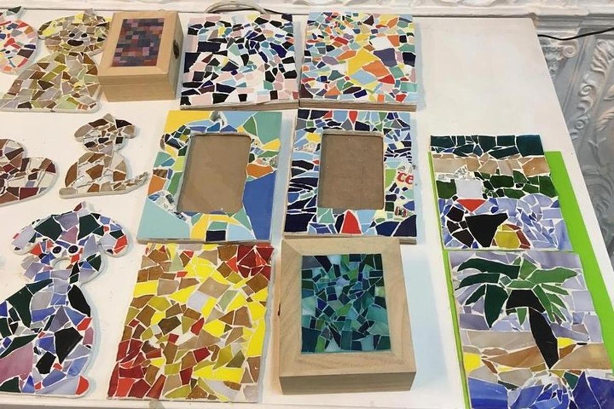 Un grupo de vidrieras sobre una mesa