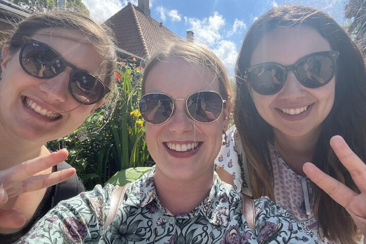 tre donne che indossano occhiali da sole posano per una foto
