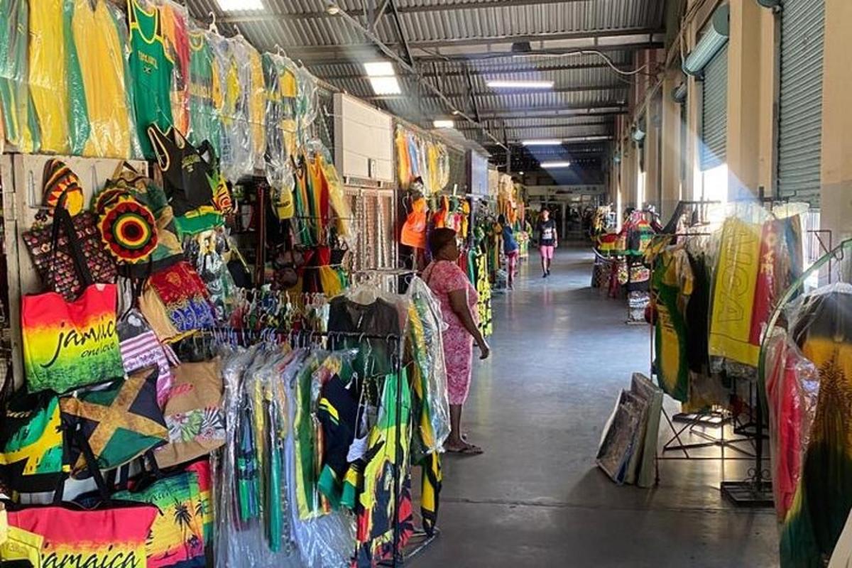 Una mujer parada frente a un expositor en una tienda.