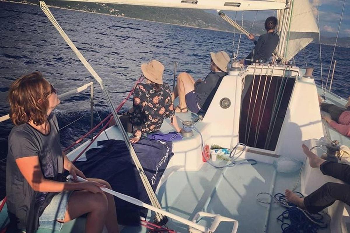 un grupo de personas en un barco en el agua