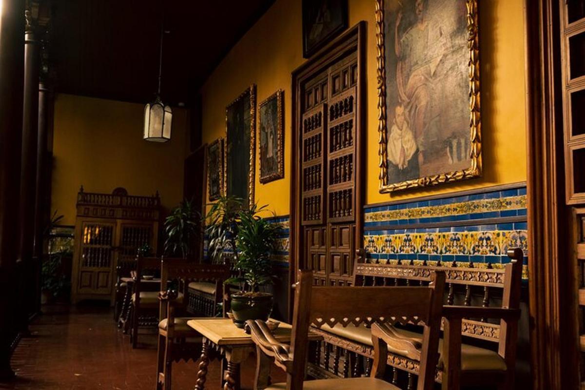 un ristorante con tavoli e sedie e un dipinto sul muro