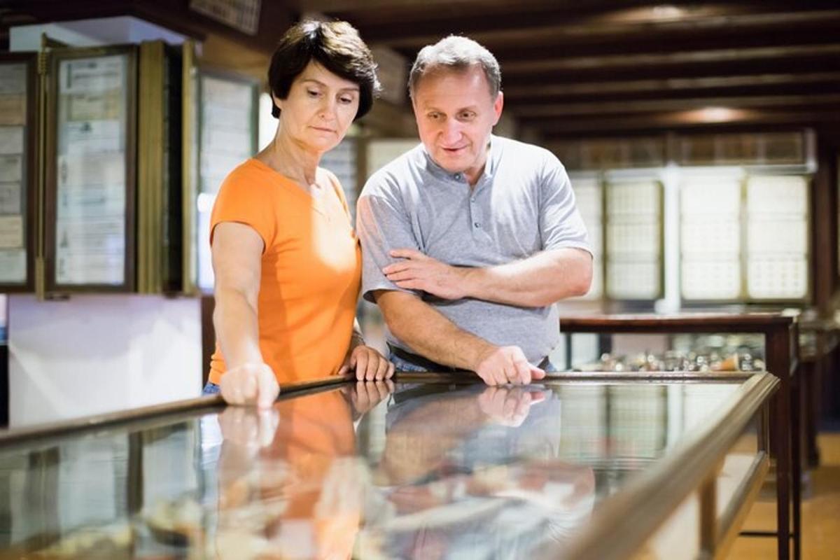 чоловік і жінка стоять біля скляної стійки