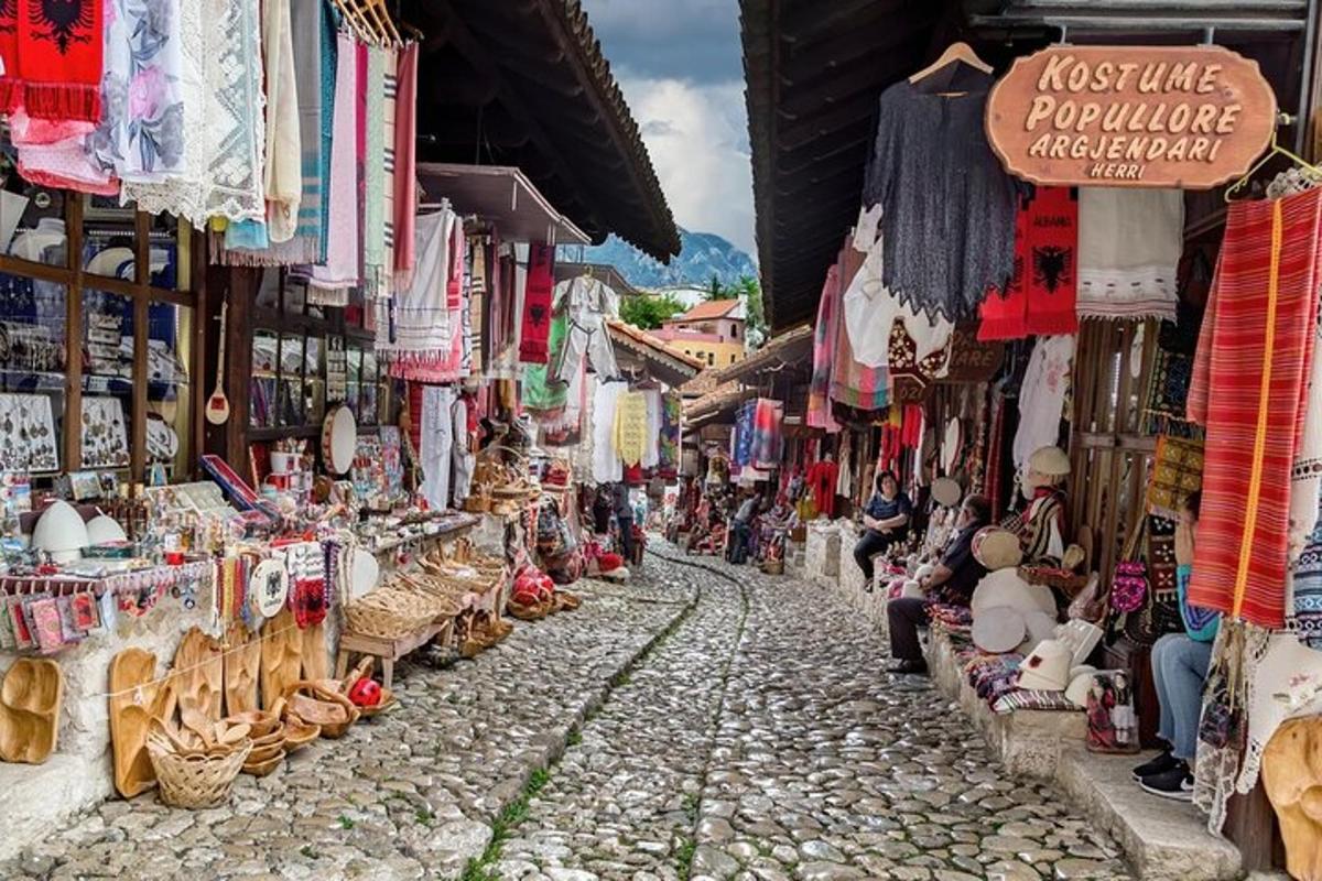 tlakovana ulica na tržnici s trgovinami