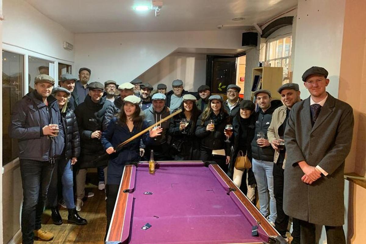 um grupo de pessoas em pé ao redor de uma mesa de pingue-pongue roxa