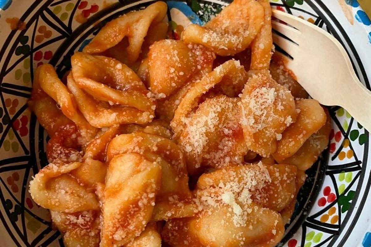 sepinggan makanan di atas meja dengan garfu