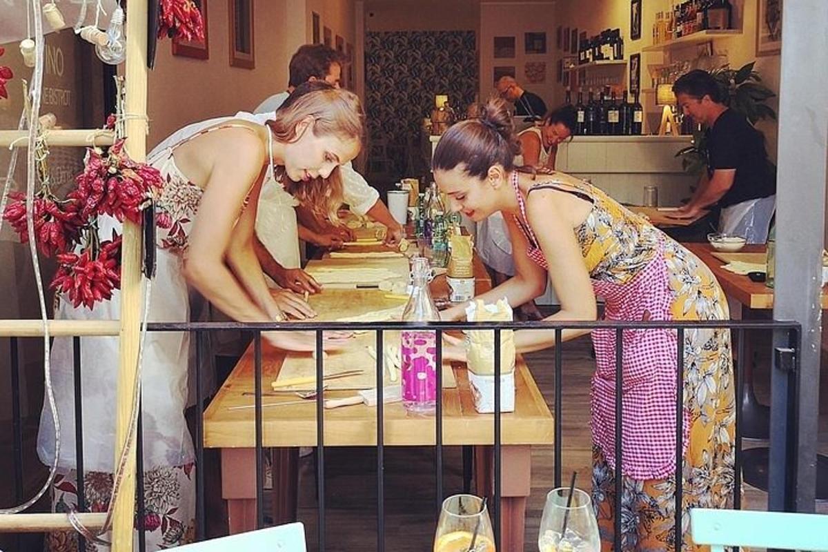 twee vrouwen staan aan een tafel in een keuken