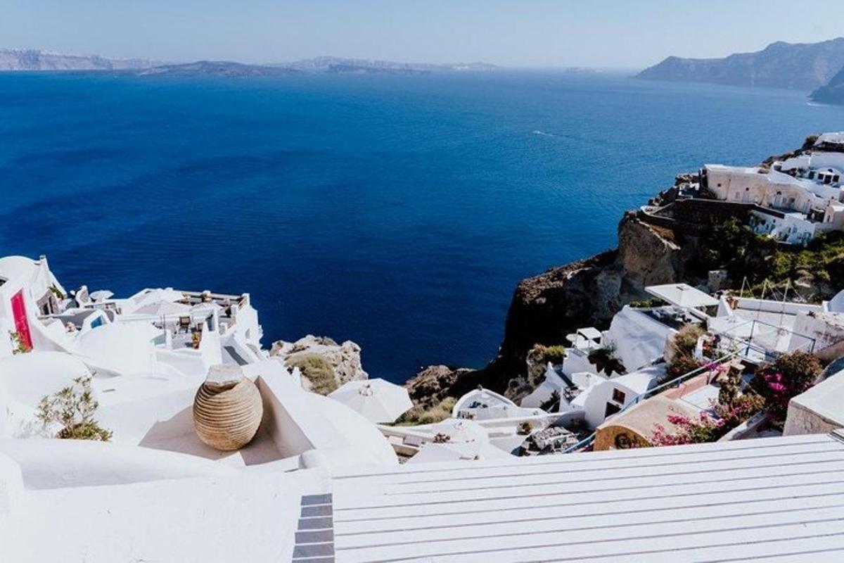 o vedere a oceanului albastru cu clădiri albe