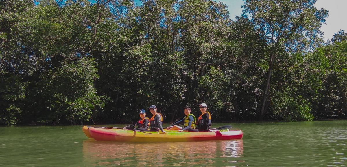 un grup de oameni într-o canoe pe apă
