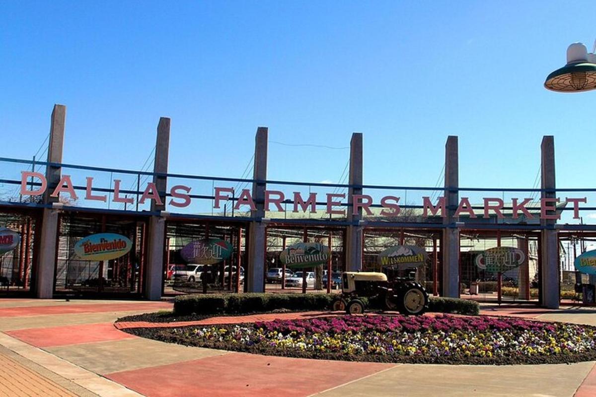 a sign for the entrance to a amusement park