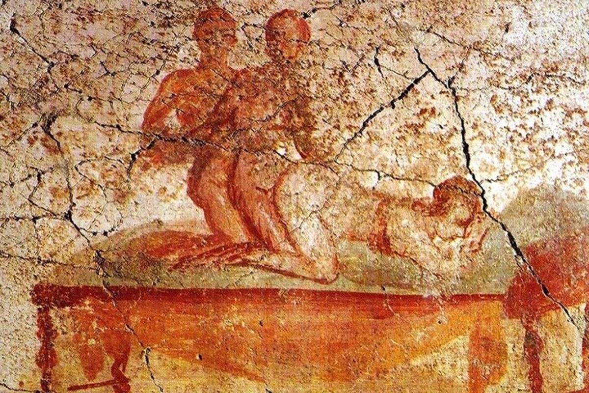 eine Wand mit einem Gemälde von zwei Personen darauf