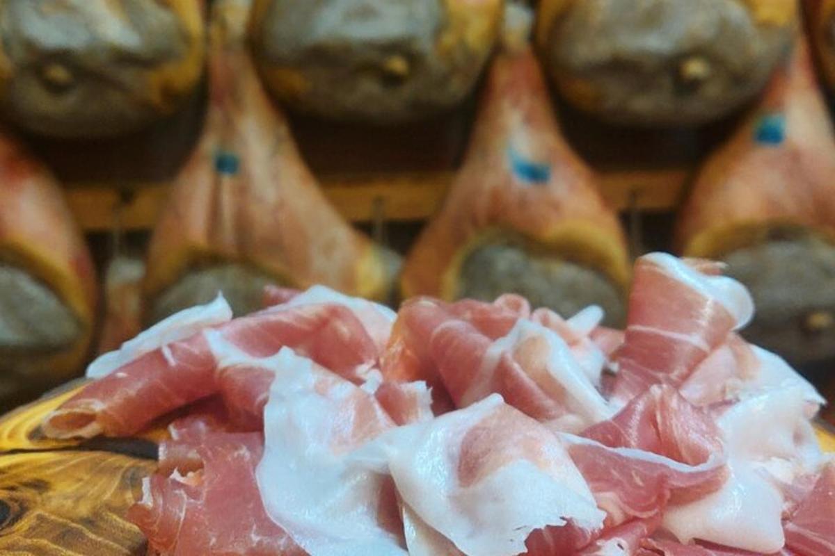 selonggok bacon di atas pinggan dengan muffin