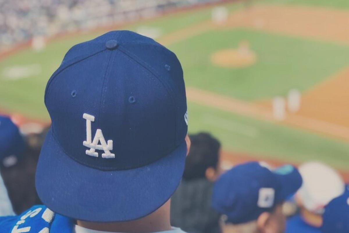 un home amb una gorra blava en un partit de beisbol