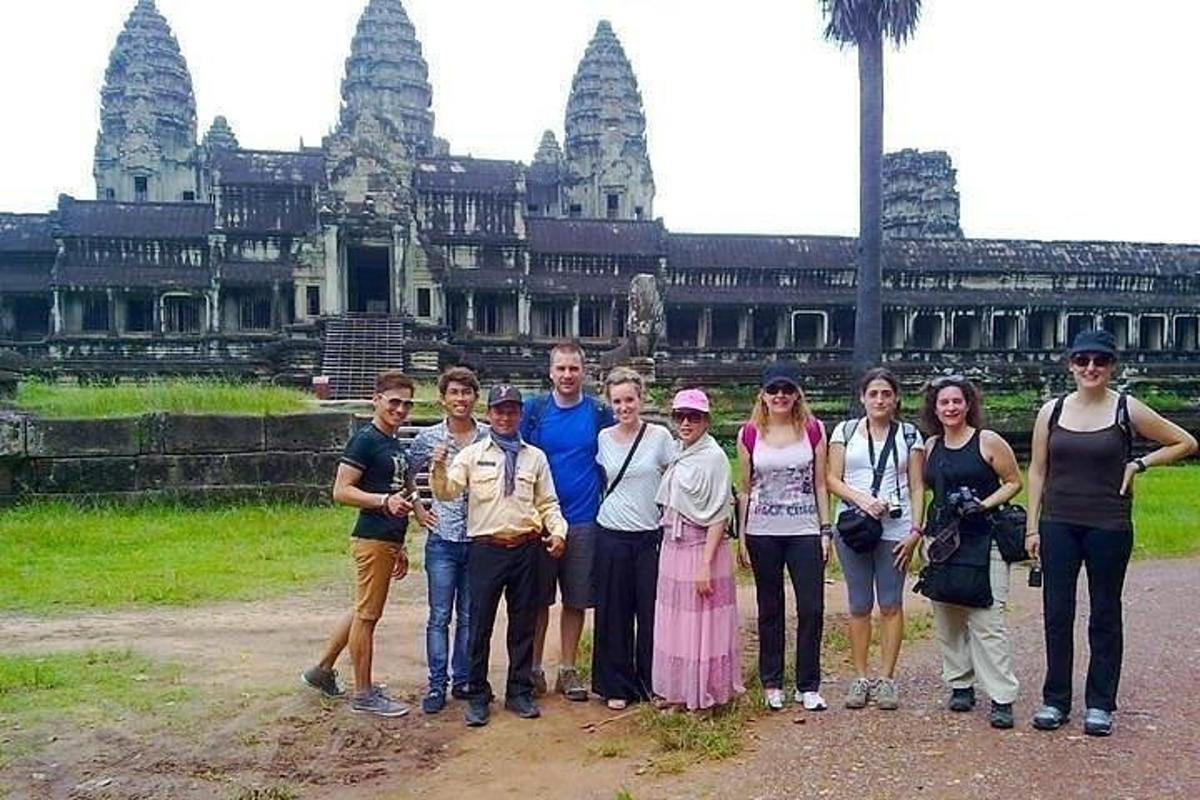 un gruppo di persone in posa davanti a un tempio