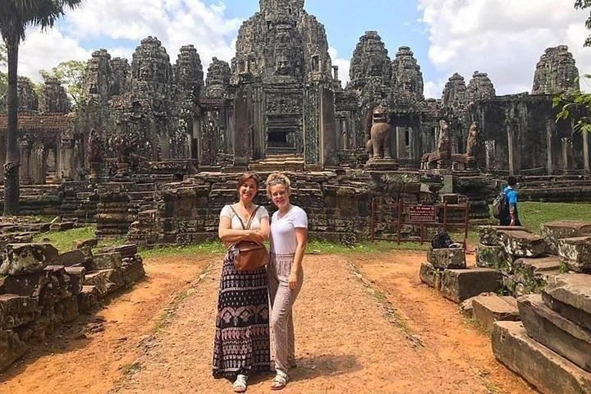 Dos mujeres de pie frente a un templo