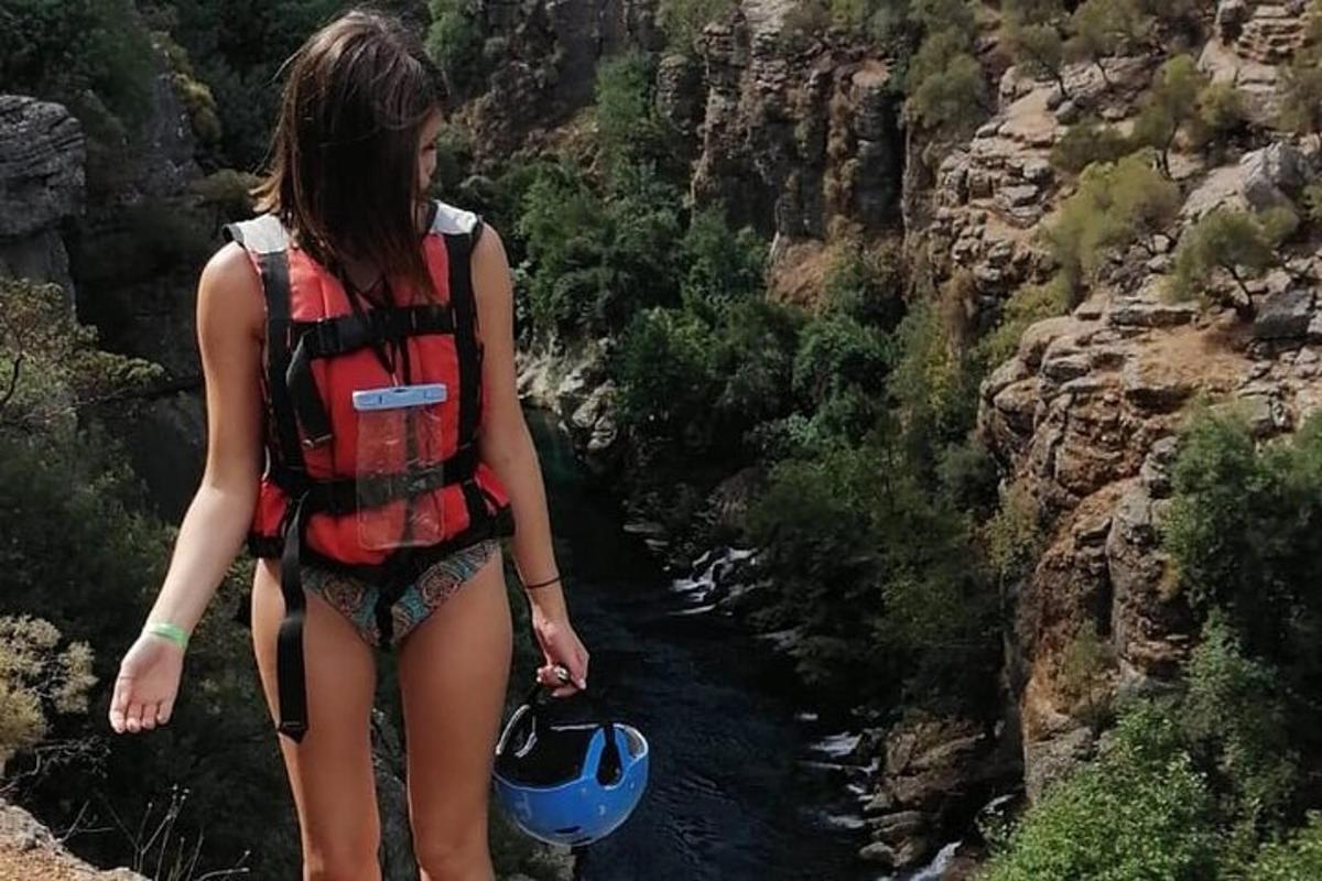 žena kráčející po řece s raftem