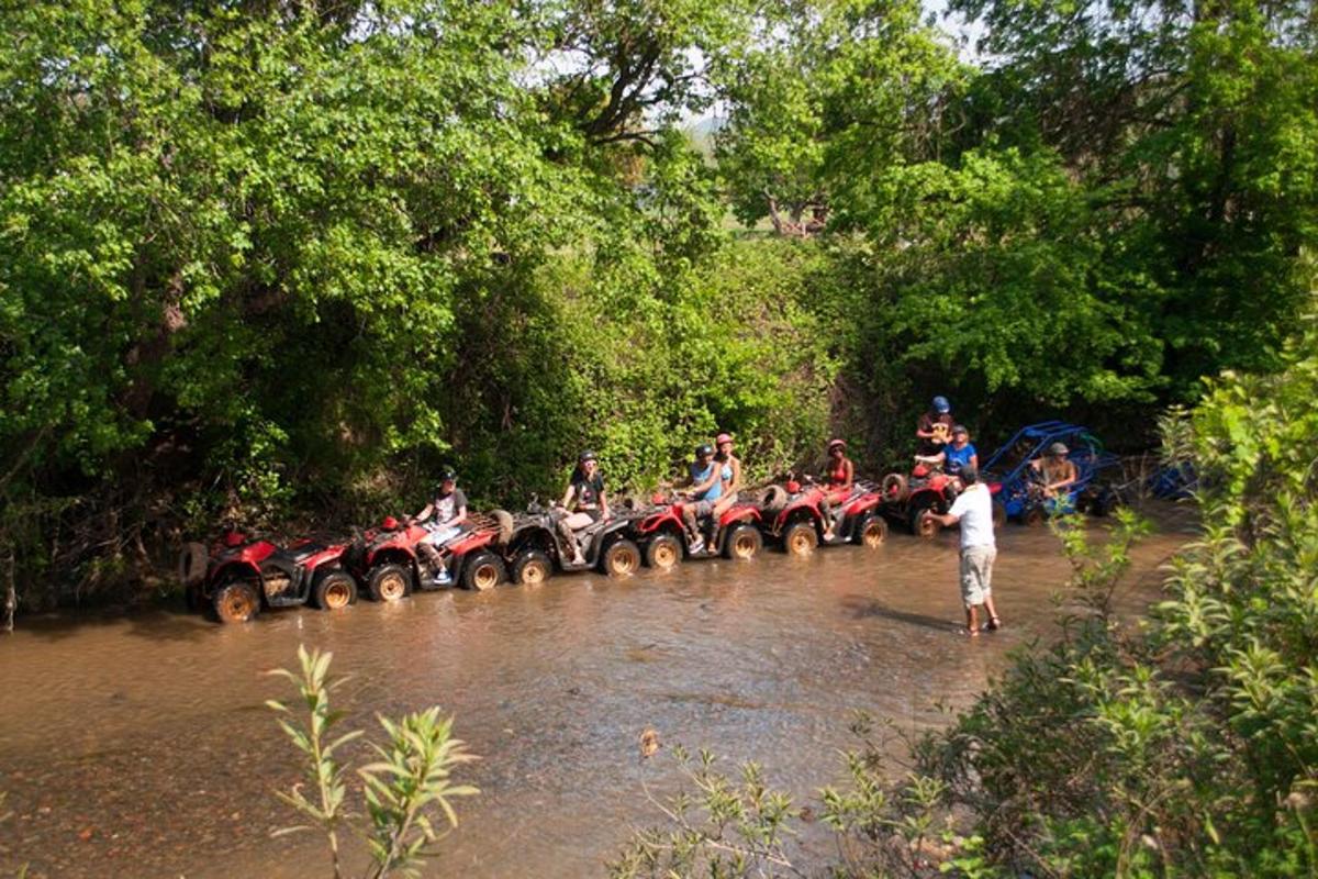 grupp inimesi ATV-dega vees