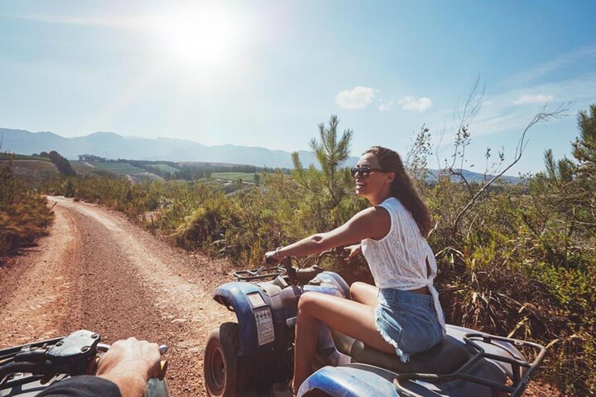 ženska, ki vozi motor po makadamski cesti